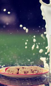 Preview wallpaper milk, splashes, splash, cookies, oat, glass