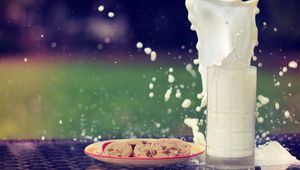 Preview wallpaper milk, splashes, splash, cookies, oat, glass