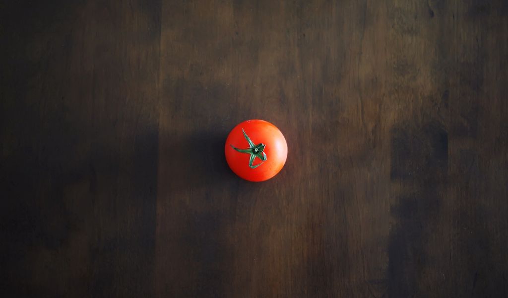 1024x600 Wallpaper minimalism, tomato, red, table, wall, shadow, background
