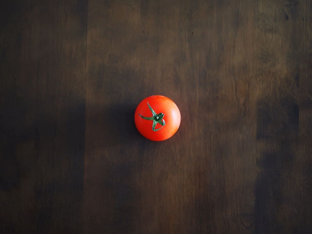 1024x768 Wallpaper minimalism, tomato, red, table, wall, shadow, background