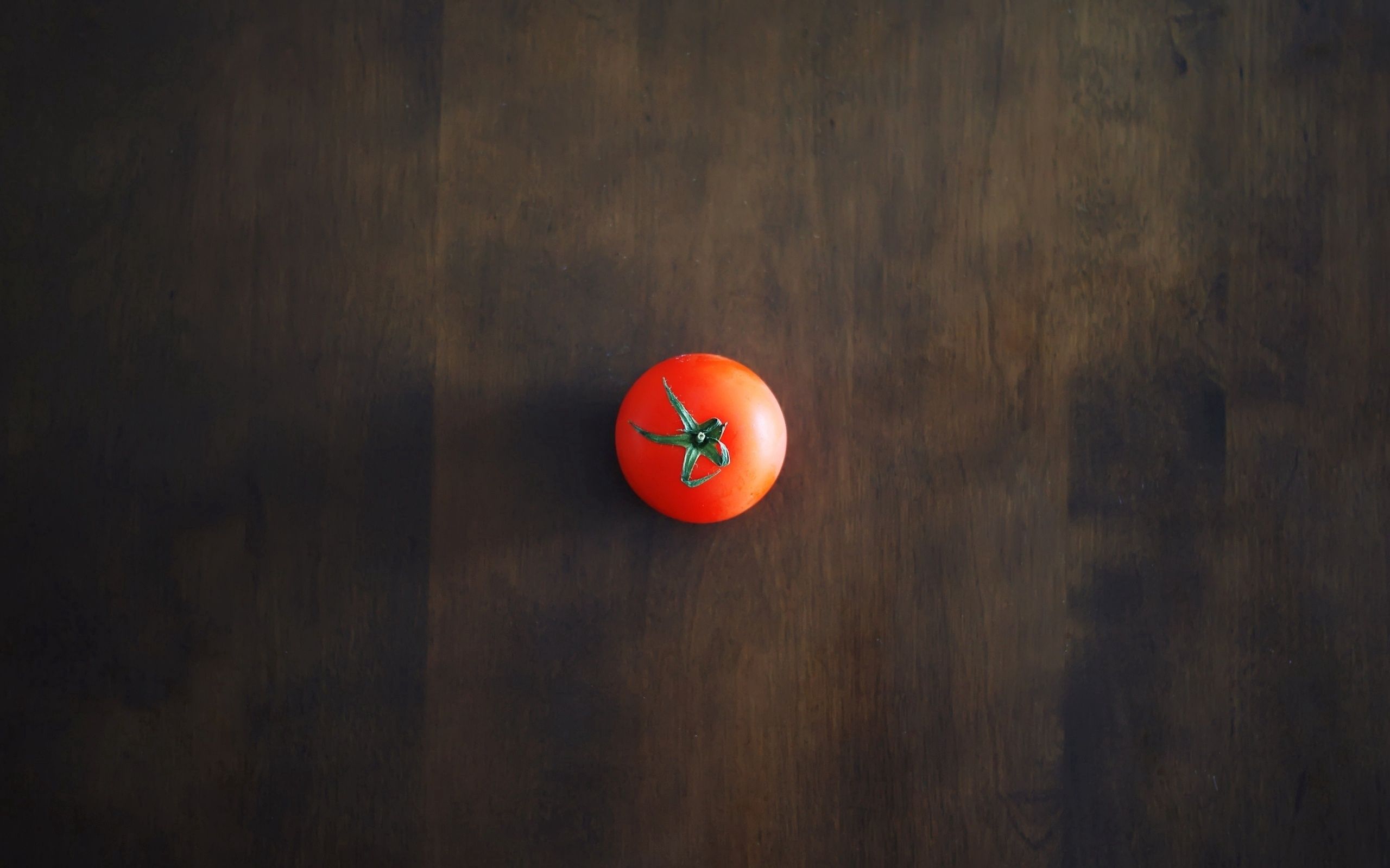 2560x1600 Wallpaper minimalism, tomato, red, table, wall, shadow, background
