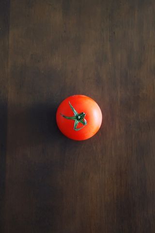 320x480 Wallpaper minimalism, tomato, red, table, wall, shadow, background