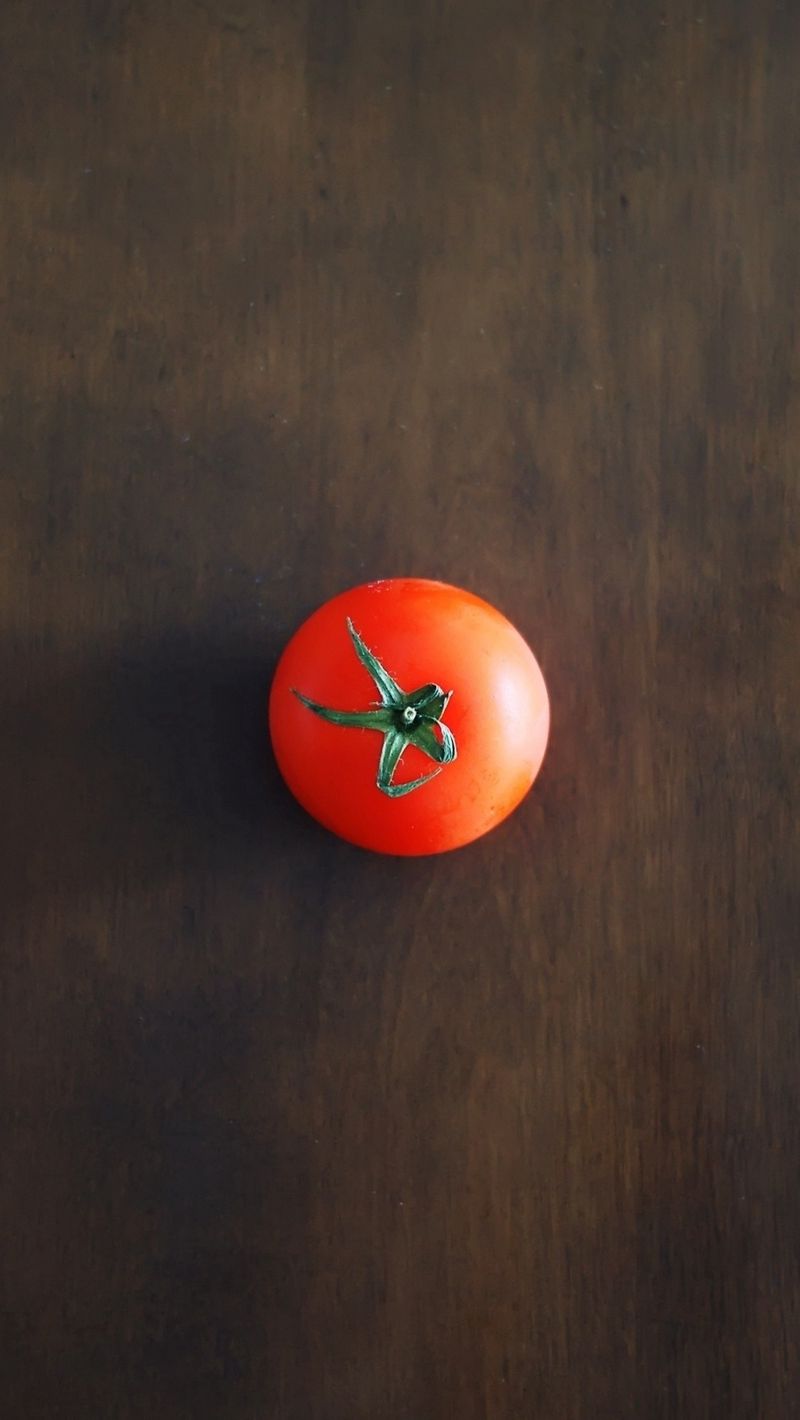 800x1420 Wallpaper minimalism, tomato, red, table, wall, shadow, background