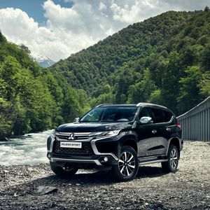 Preview wallpaper mitsubishi pajero, suv, mountains