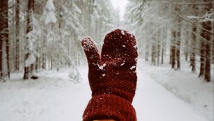 Preview wallpaper mitten, hand, snow, winter