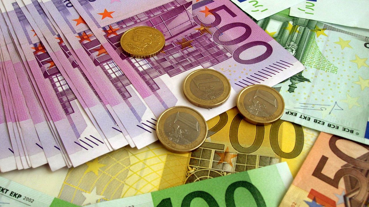 Wallpaper money, euro, banknotes, coins