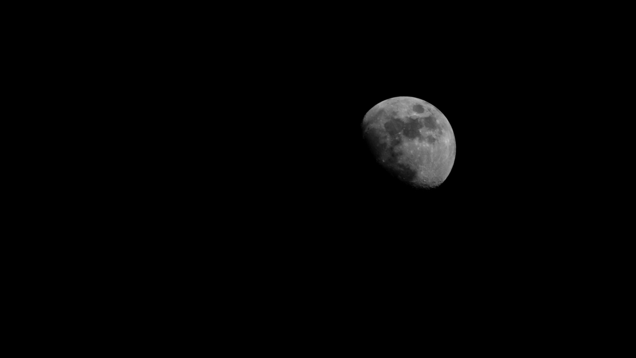 Mặt trăng luôn có sức mê hoặc đặc biệt, với vẻ đẹp mơ màng và tỏa sáng ánh trăng rực rỡ. Để khám phá sự trầm lắng đó, hãy xem bức ảnh \