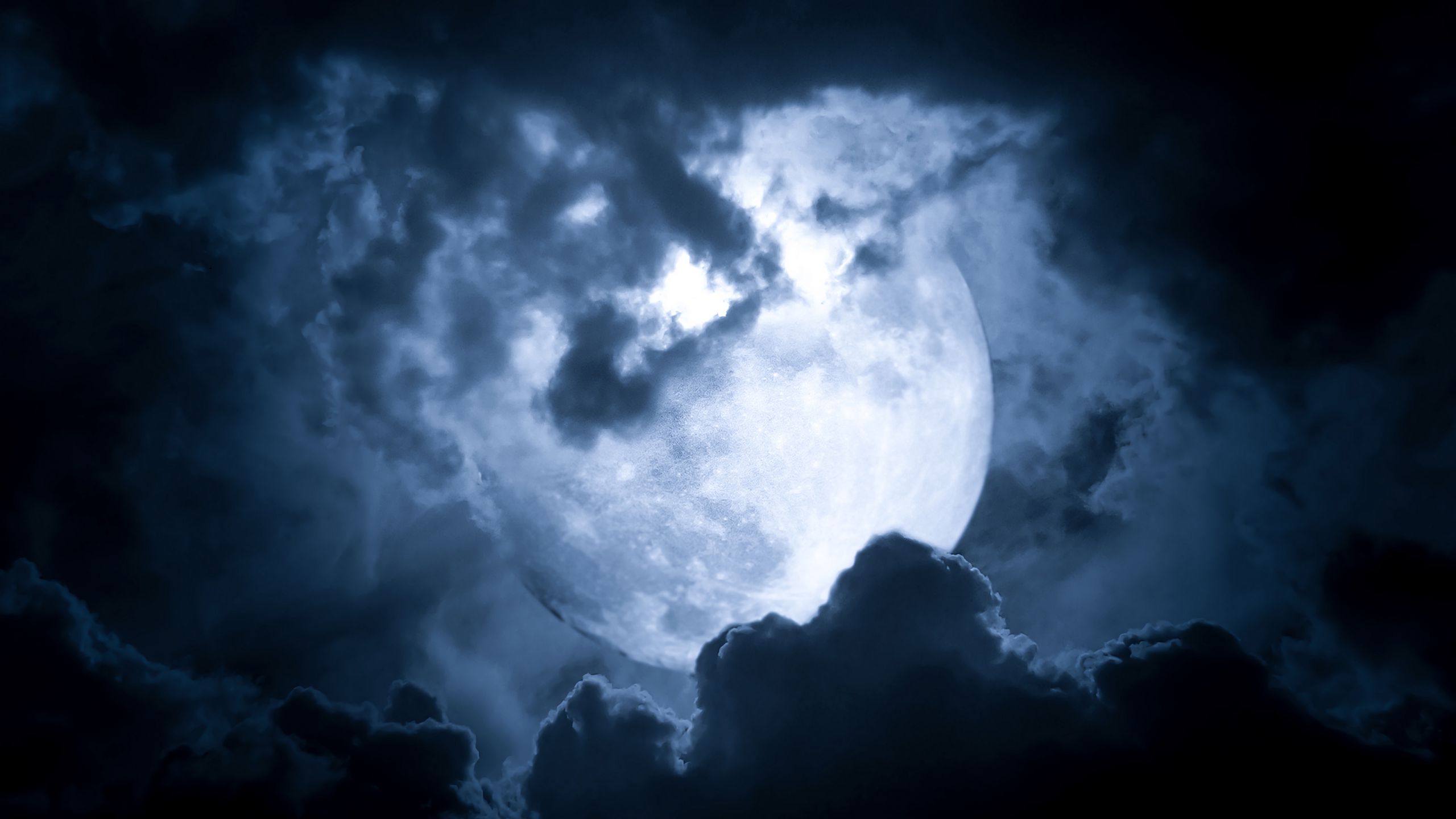Clouded moon. Лунное небо. Луна в облаках. Луна на небе. Ночное небо с облаками.