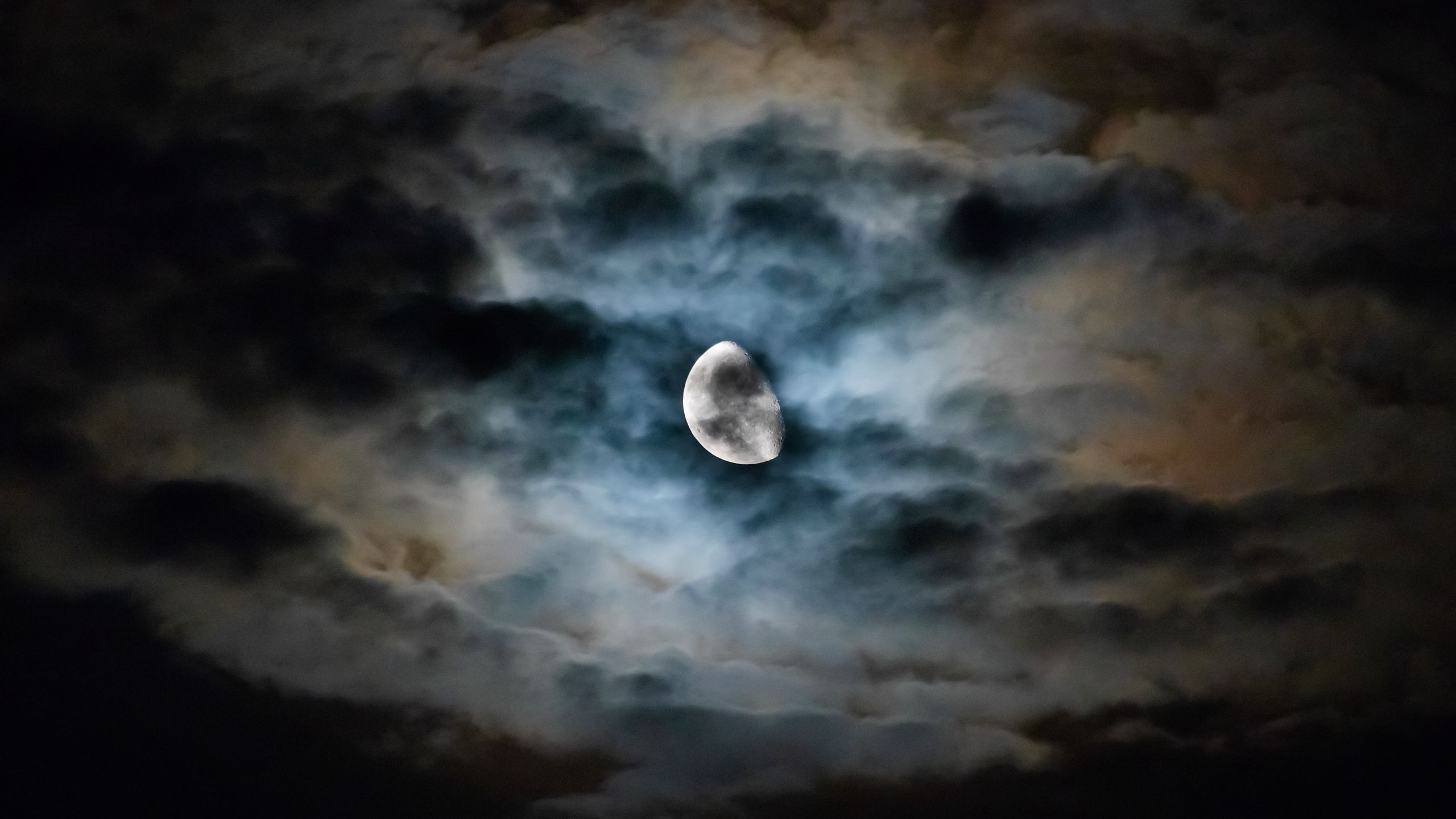Луна на небе. Полная Луна. Лунная ночь. Ночное небо с тучами.