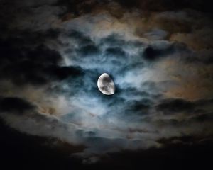 Preview wallpaper moon, clouds, night, sky, dark, overcast