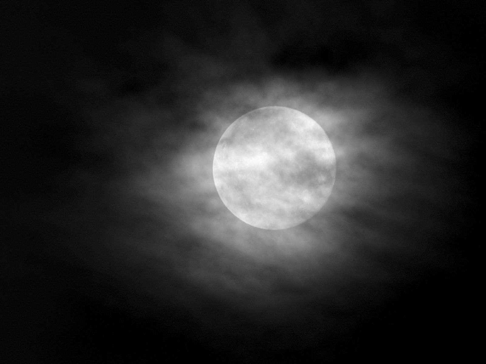 1600x1200 Wallpaper moon, clouds, night, sky, fog, bw