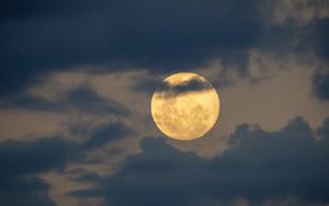 Preview wallpaper moon, clouds, sky, light, night, dark