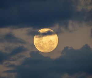 Preview wallpaper moon, clouds, sky, light, night, dark