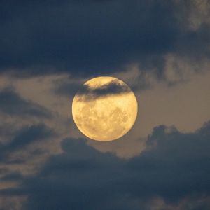 Preview wallpaper moon, clouds, sky, light, night, dark