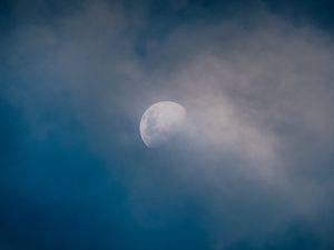 Preview wallpaper moon, clouds, sky