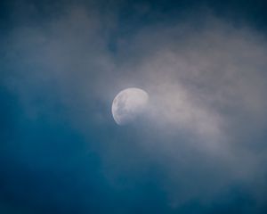Preview wallpaper moon, clouds, sky
