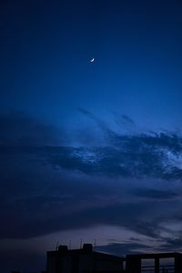 Preview wallpaper moon, dusk, sky, building