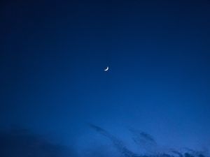 Preview wallpaper moon, dusk, sky, building