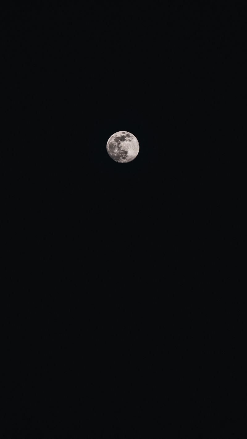 Moon Wallpaper 4K iOS 11 Black background Stock 790