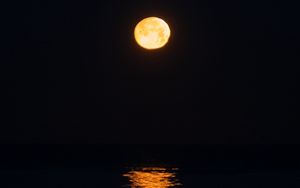 Preview wallpaper moon, light, sea, night, dark