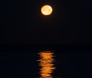 Preview wallpaper moon, light, sea, night, dark