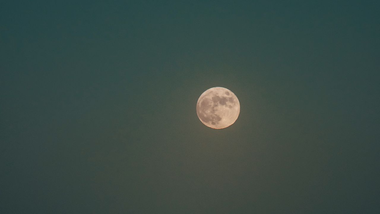 Wallpaper moon, night, sea, horizon, glare