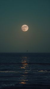 Preview wallpaper moon, night, sea, horizon, glare