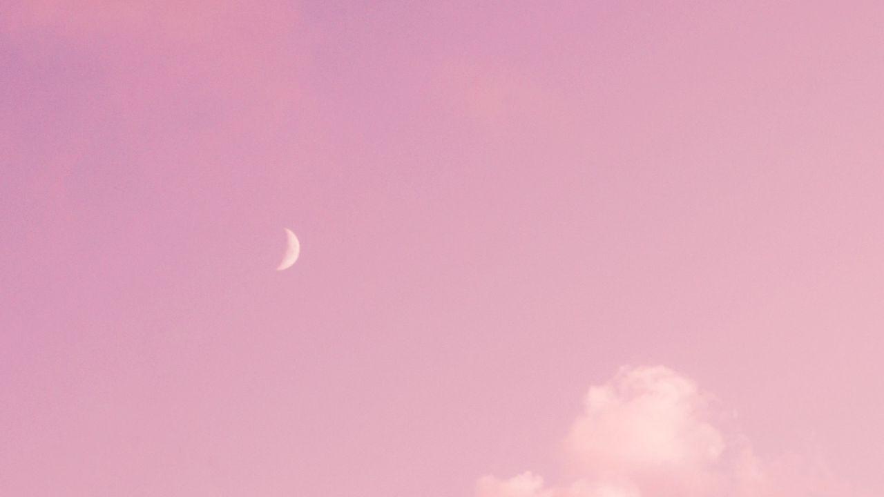 Hình nền mặt trăng hồng mang đến một không gian làm việc hay giải trí cực kỳ độc đáo và lãng mạn. Hãy xem hình ảnh để thấy được sự tinh tế và hoàn hảo của thiết kế hình nền này.