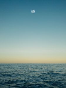 Preview wallpaper moon, sea, horizon, water, glare