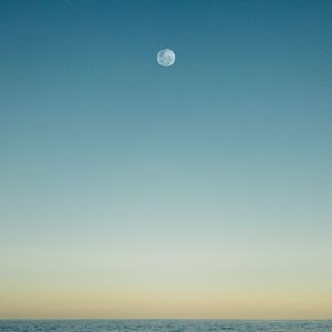 Preview wallpaper moon, sea, horizon, water, glare