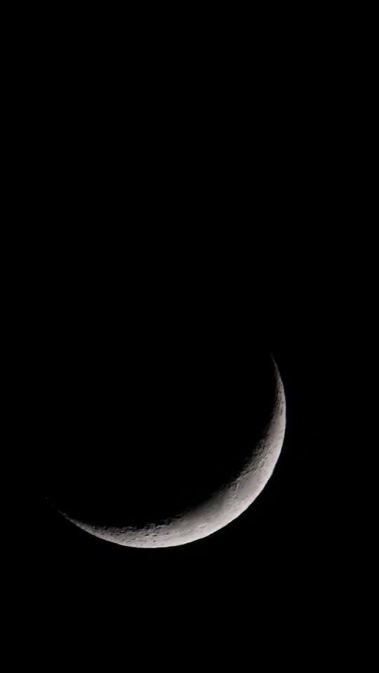 Черная Луна. Луна на черном фоне. Заставка Луна. Полумесяц на черном фоне.