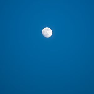 Preview wallpaper moon, sky, night, blue, minimalism