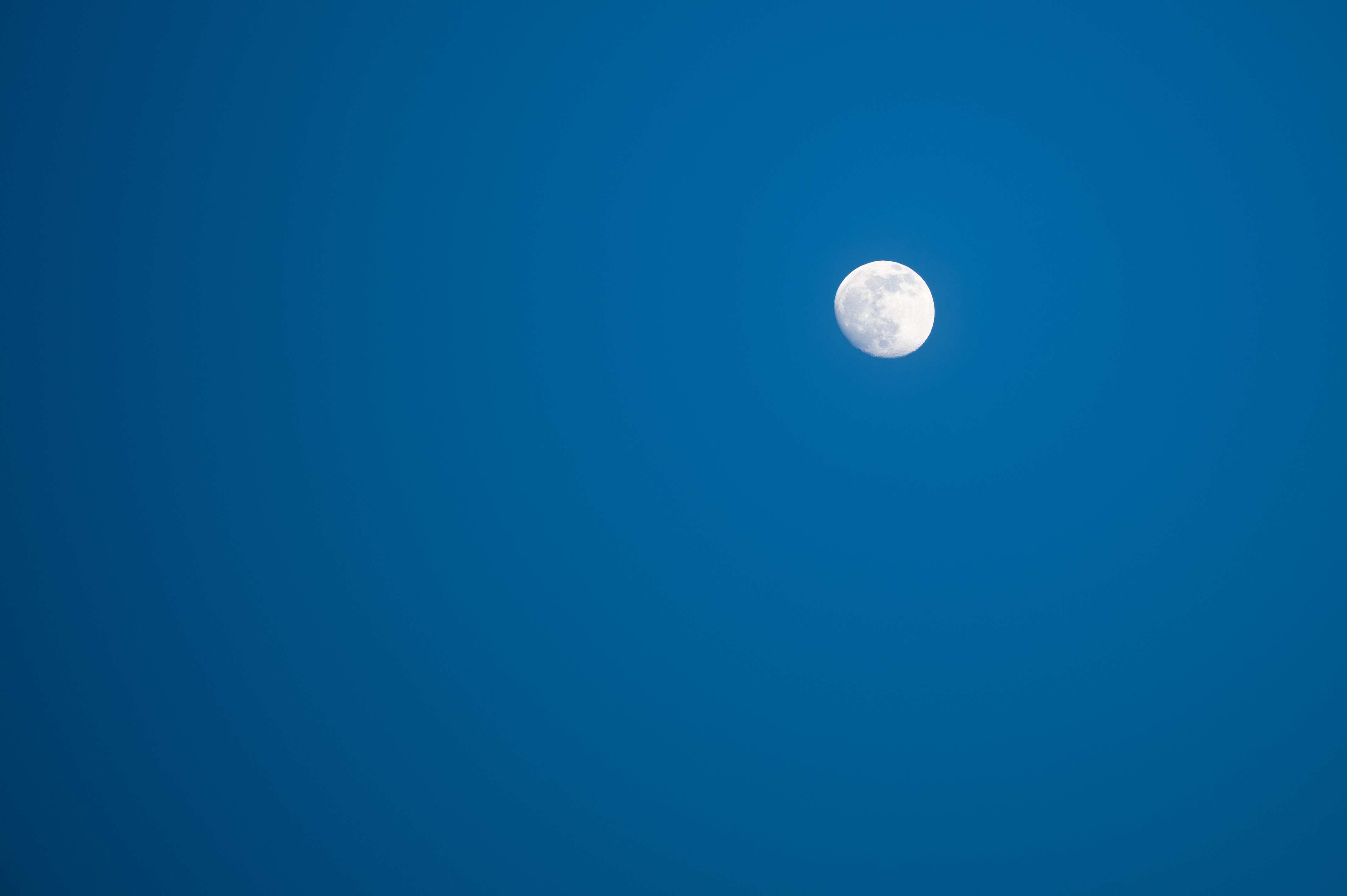 В глубине неба луна. Луна на небе. Синий Минимализм. Обои на рабочий стол Луна. Голубой Минимализм.