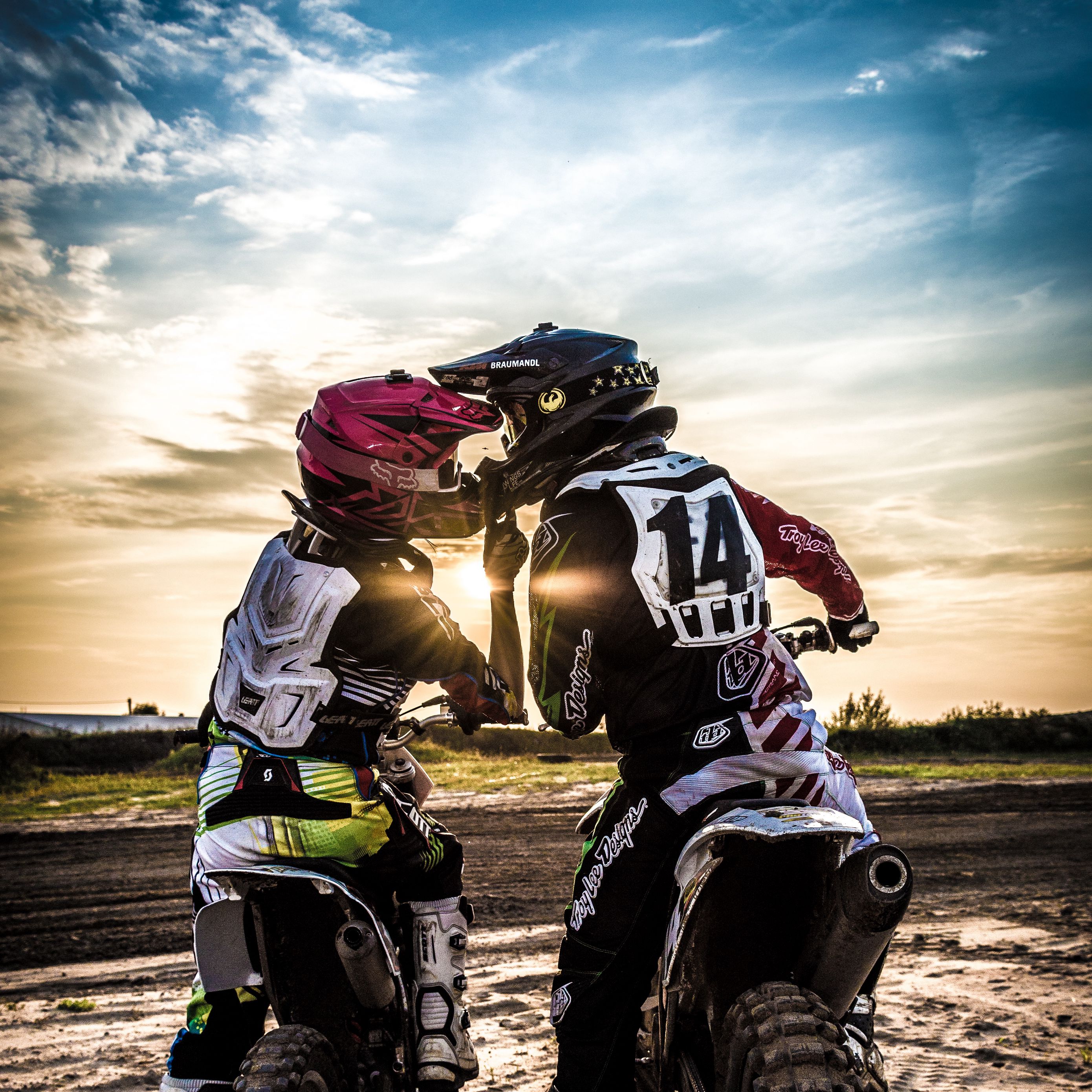 2780x2780 Wallpaper motocross, kiss, love, moto, sport, sunset