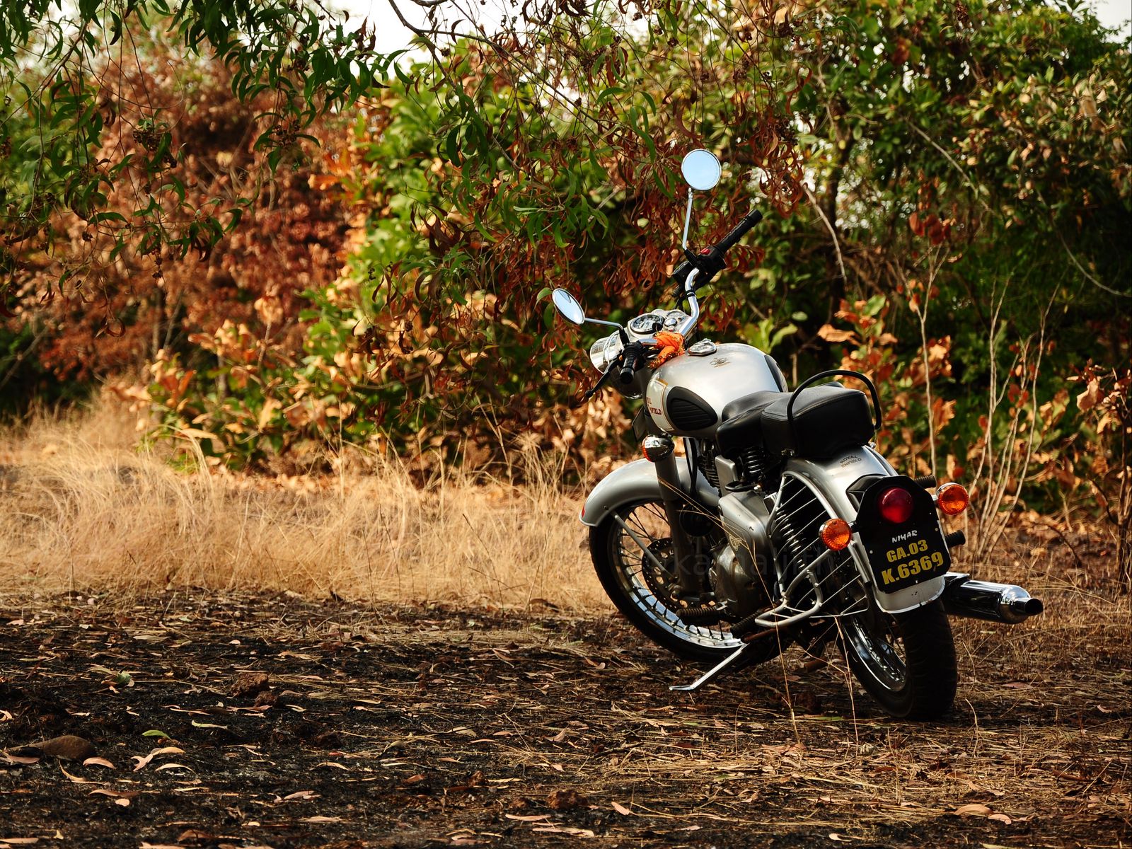 Download wallpaper 1600x1200 motorcycle, autumn, vehicle standard 4:3 ...