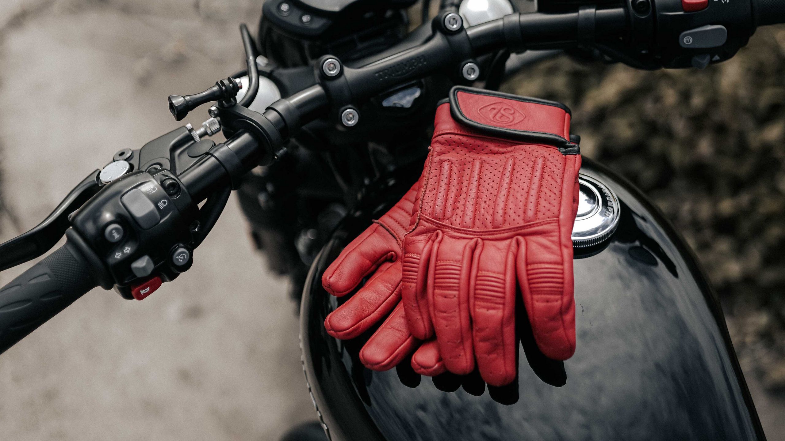Download wallpaper 2560x1440 motorcycle, bike, gloves widescreen 16:9