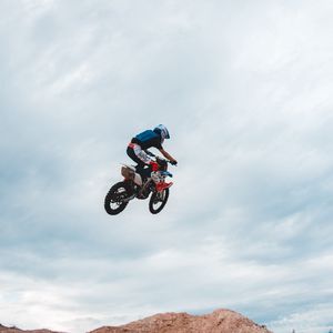 Preview wallpaper motorcycle, bike, motorcyclist, jump, trick, sand