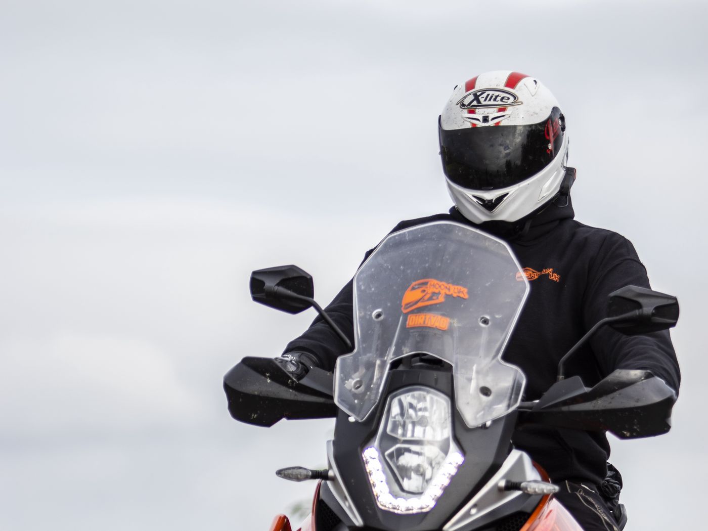 1400x1050 Wallpaper motorcycle, bike, motorcyclist, helmet, road
