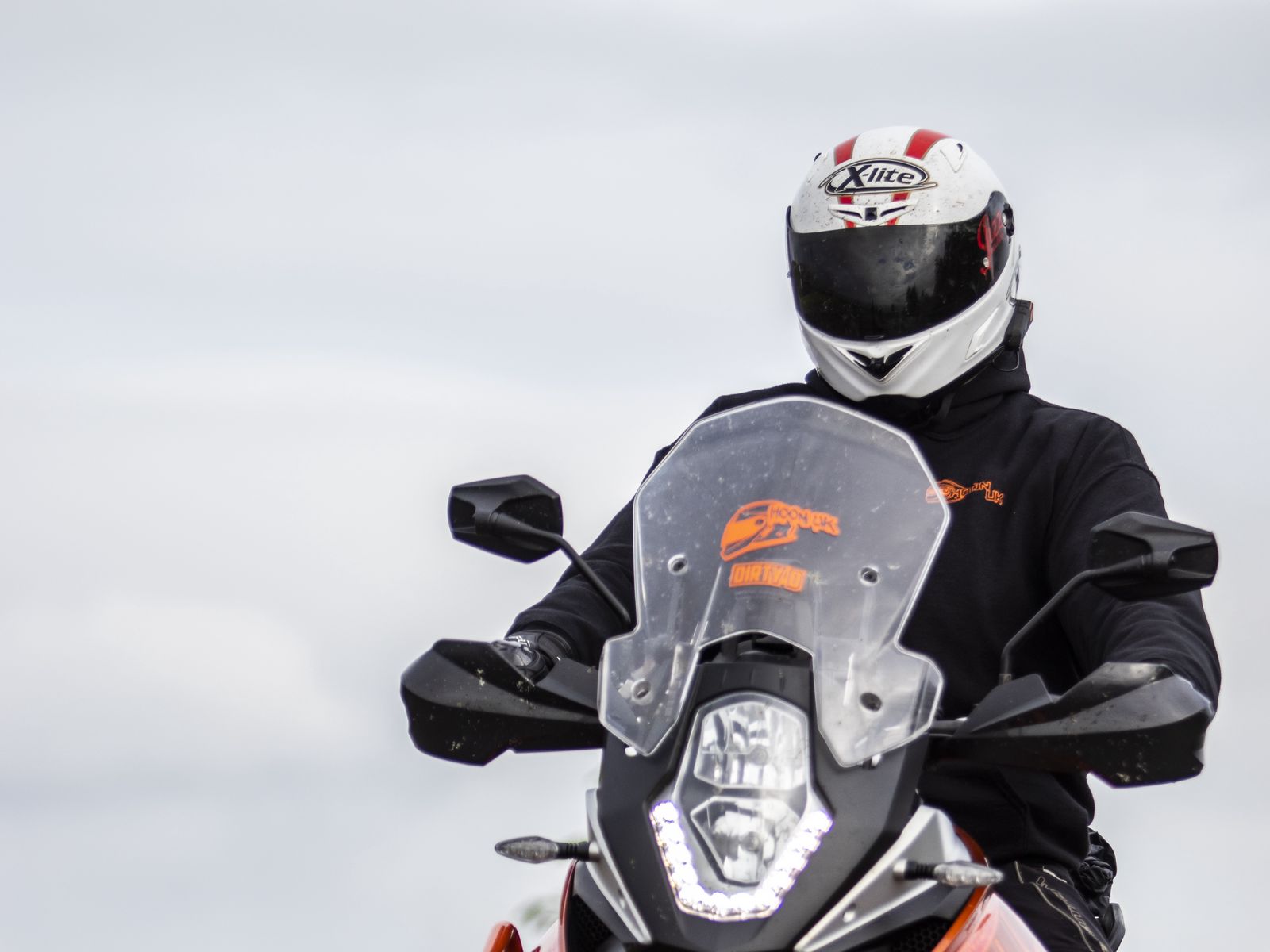 1600x1200 Wallpaper motorcycle, bike, motorcyclist, helmet, road