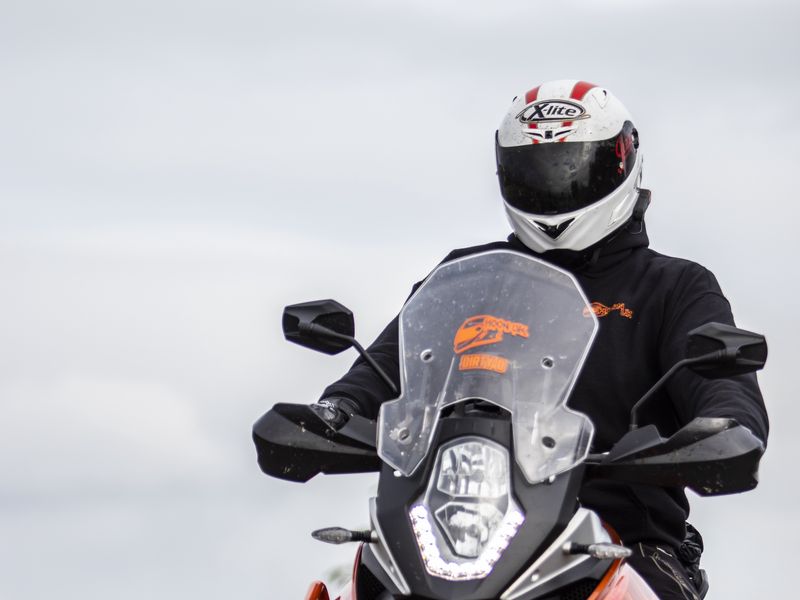 800x600 Wallpaper motorcycle, bike, motorcyclist, helmet, road