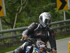 Preview wallpaper motorcycle, bike, motorcyclist, helmet