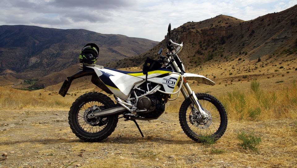 960x544 Wallpaper motorcycle, bike, mountains, nature