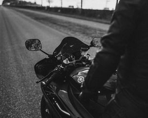 Preview wallpaper motorcycle, bike, rear view, bw, motorcyclist