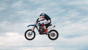 Preview wallpaper motorcycle, bike, side view, motorcyclist, helmet, jump