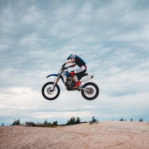 Preview wallpaper motorcycle, bike, side view, motorcyclist, helmet, jump