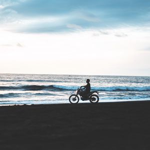 Preview wallpaper motorcycle, motorcyclist, beach, dark, silhouette