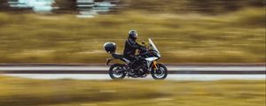 Preview wallpaper motorcycle, motorcyclist, bike, helmet, blur