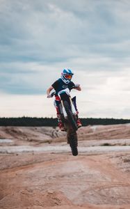Preview wallpaper motorcycle, motorcyclist, bike, stunt, helmet, sand