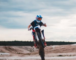 Preview wallpaper motorcycle, motorcyclist, bike, stunt, helmet, sand