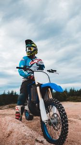 Preview wallpaper motorcycle, motorcyclist, bike, helmet, sand